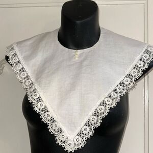 Vintage creamy white cotton puritan/pilgram collar with lace hem/buttons in back